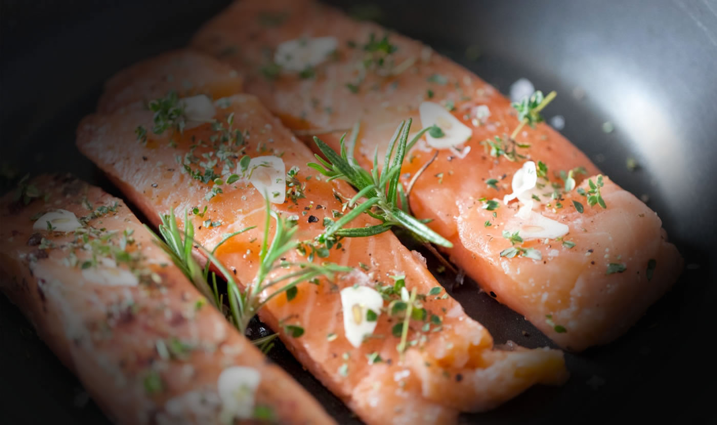 Salmon and garlic with rosemary